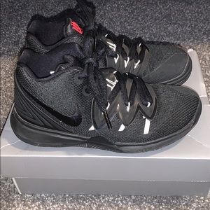 Kyrie 5 black tennis shoes, size 1y boys
